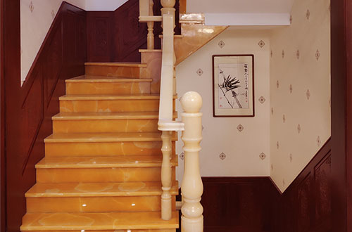 织金中式别墅室内汉白玉石楼梯的定制安装装饰效果